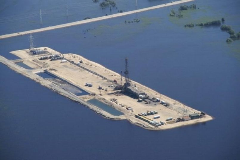 2010-03-ropnc3a9-pole-jugansknc49bftc49bgaz-v-zc3a1padnc3ad-sibi