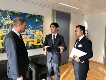 Eurokomisař Andrus Ansip a jeden z šéfů Huawei Ken Hu při setkání v Bruselu