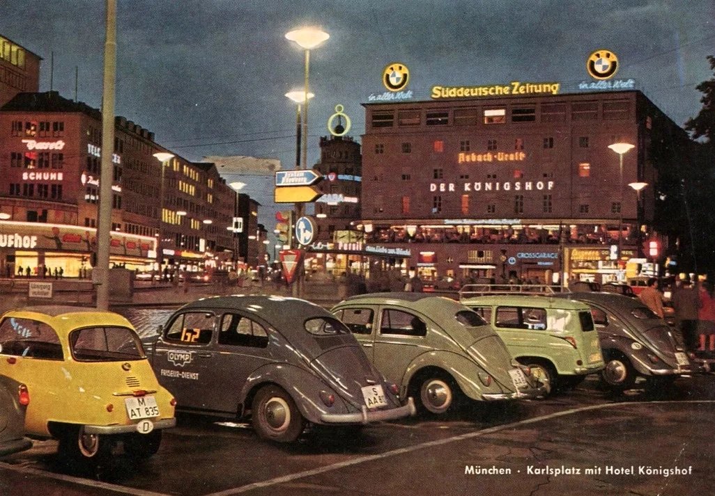 Před mnichovským hotele Königshof: mezi VW a kombíkem Lloyd Alexander určitě nebude problém objevit Isettu