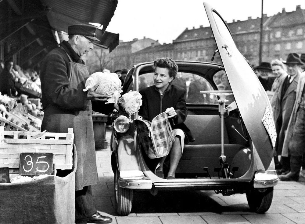 Reklamní představa přesně odhadla potenciál Isetty: dáma přijede až mezi stánky, vybere si zelnou hlávku a s vidinou vydatného rodinného obědu si ji odveze v BMW Isettě