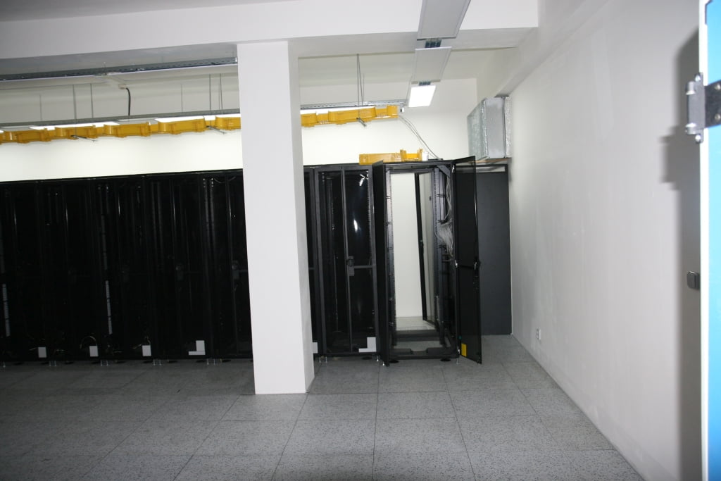 Datacentrum používá racky značky HPE a Conteg o velikostech 42U a rozměrech 60 x 100 cm a 80 x 120 cm.