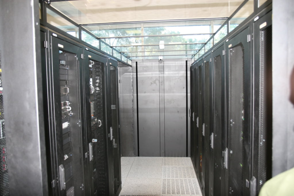 Porovnání se starším již zcela zaplněným sálem (pohled do studené uličky).