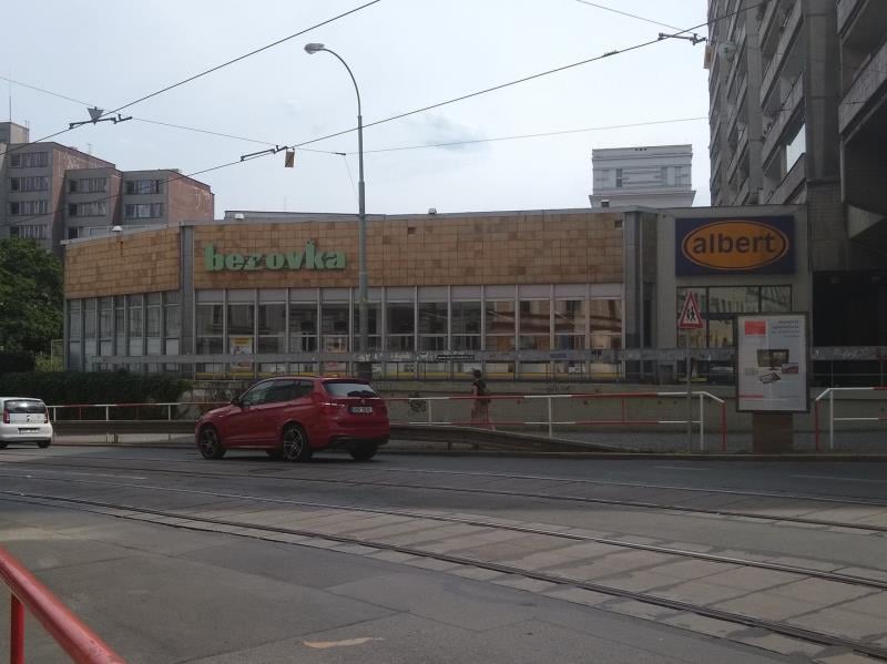 Výskyt myšího trusu a mrtvých myší. Výrazně zanedbaný úklid, nečistoty na podlaze. Poškození stropu. Nevhodně skladované potraviny. Uzavřena pouze část provozovny - sklad trvanlivých potravin a nápojů. Provozovna jakožto celek uzavřena nebyla.