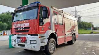 Ilustrační fotografie. Rakouský hasičský vůz na čerpací stanici. Dálnice A2, Arnwiesen, Rakousko. (09. 06. 2024)