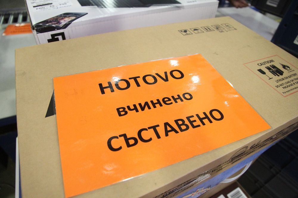 Nápisy v azbuce dávají tušit, že předvánoční nápor pomáhají zvládnout i pracanti z Východu.