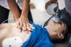 Fibrilace komor je oproti fibrilaci síní život ohrožující stav, při němž dochází k nekontrolovaným kontrakcím srdečního svalu. To pak vede k zástavě pumpování krve do oběhu a případně i ke smrti, pakliže není poskytnuta včas lékařská pomoc.