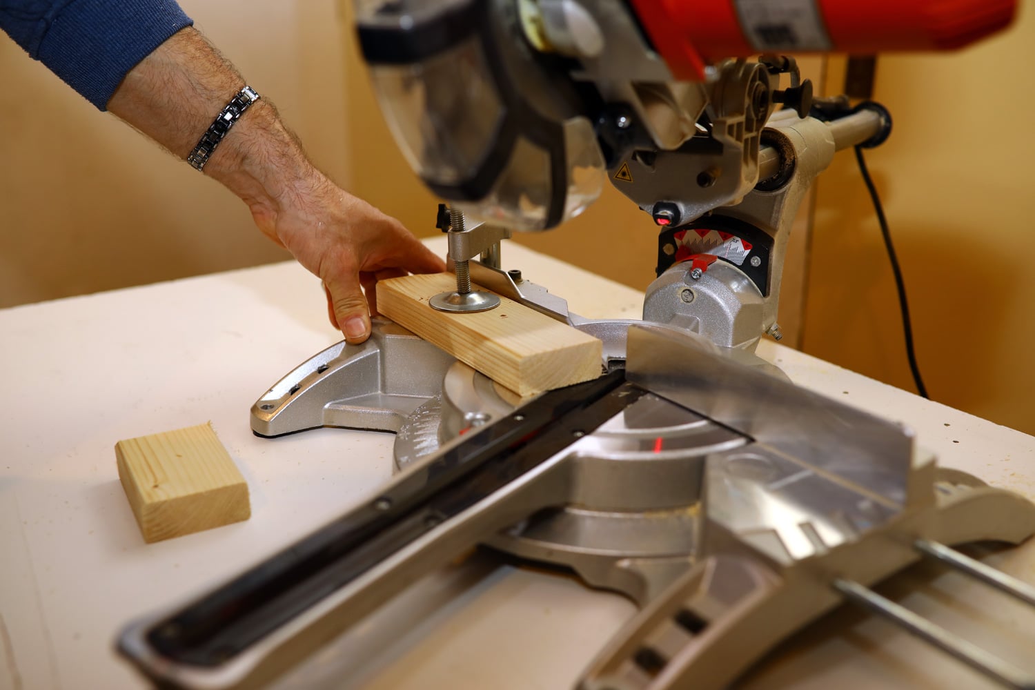 Když je potřeba něco dovyrobit, Michal Taich si na to zařídil malou dílnu.