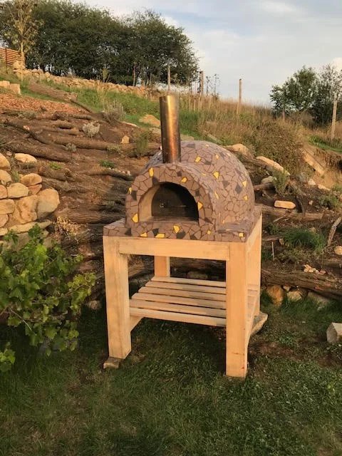 Pec s dřevěným podstavcem od Narcis Ritual