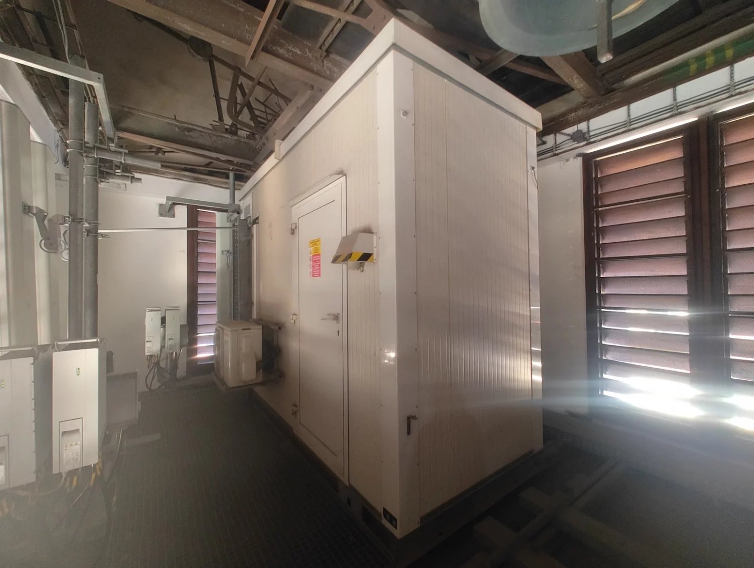 Mobilní vysílač T-Mobilu v kostele Nejsvětějšího srdce Páně