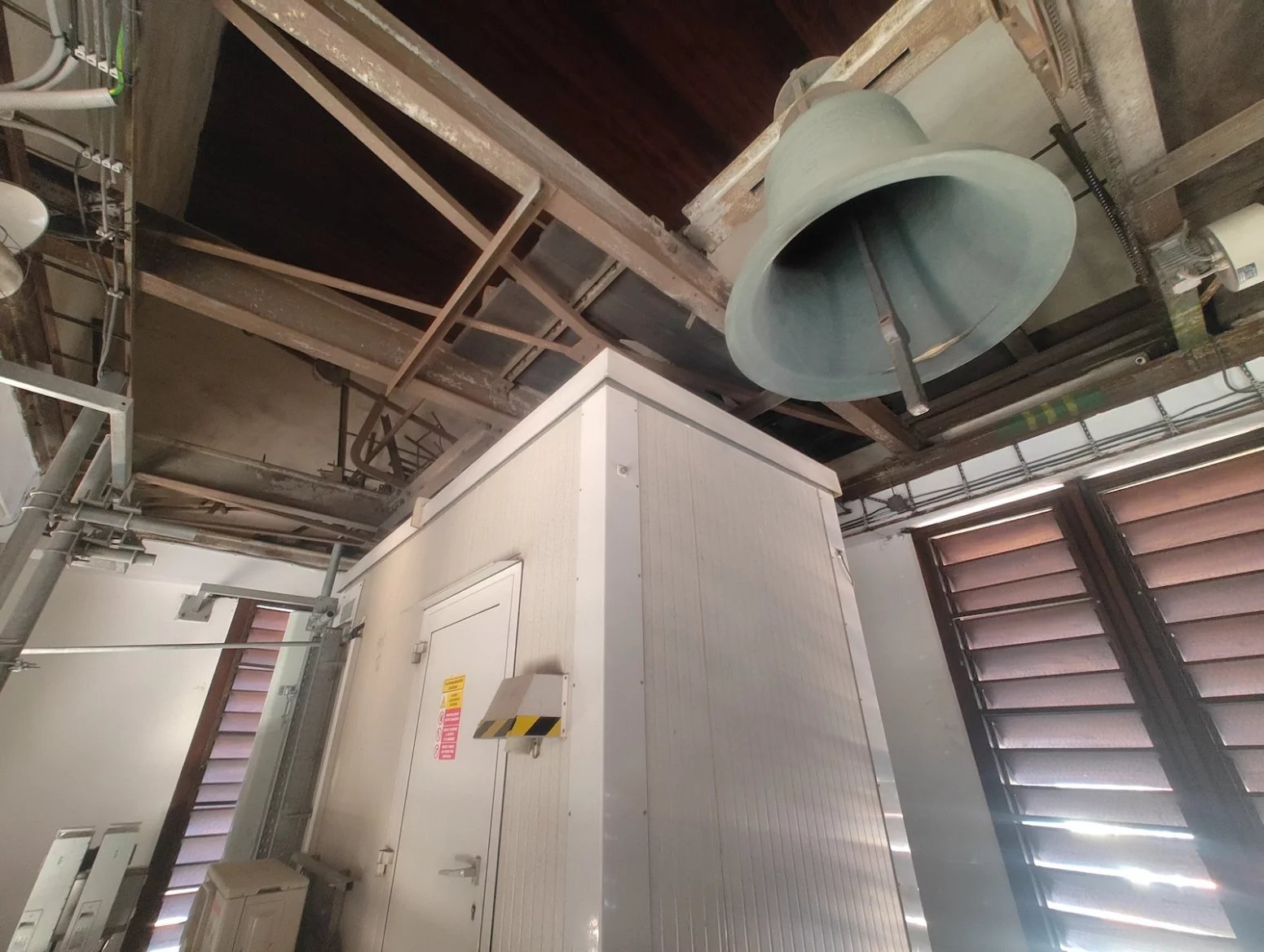 Mobilní vysílač T-Mobilu v kostele Nejsvětějšího srdce Páně