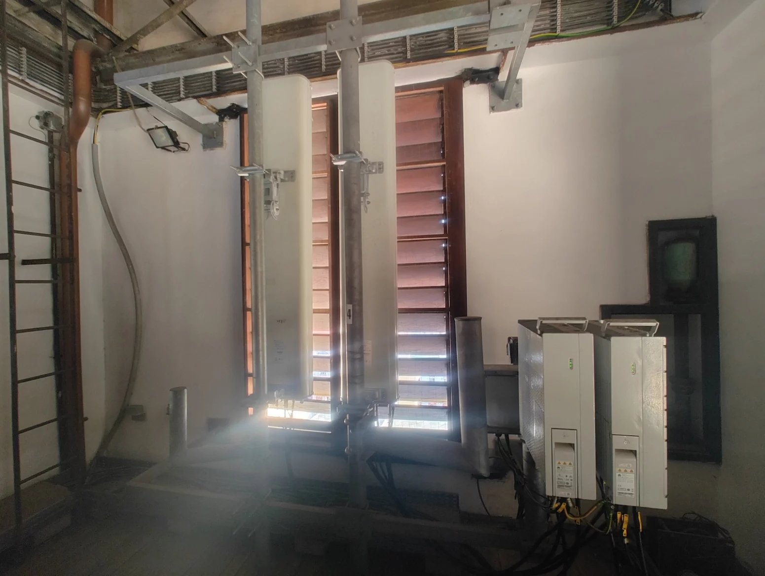 Mobilní vysílač T-Mobilu v kostele Nejsvětějšího srdce Páně