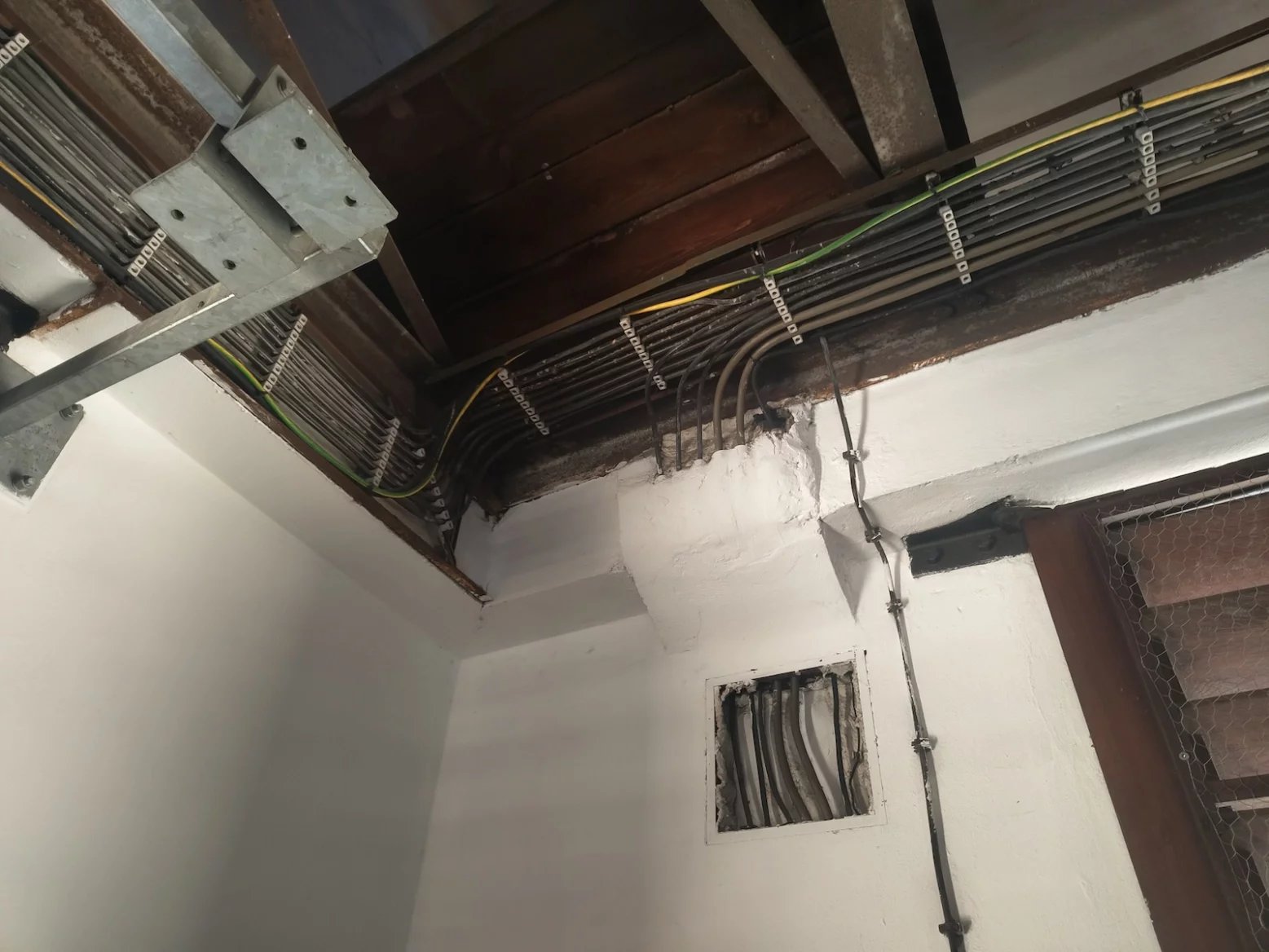 Mobilní vysílač T-Mobilu v kostele Nejsvětějšího srdce Páně