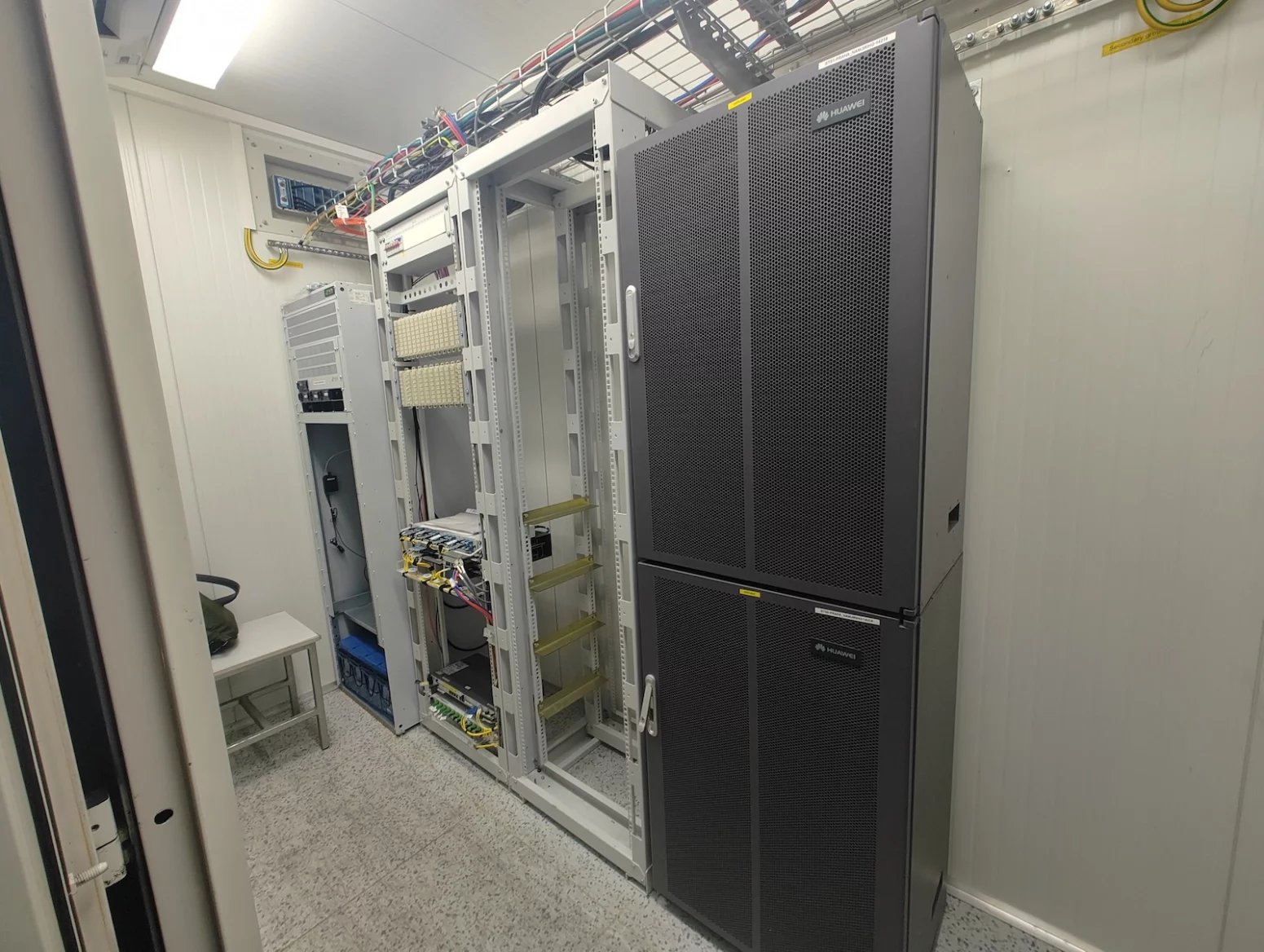 Mobilní vysílač T-Mobilu v kostele Nejsvětějšího srdce Páně