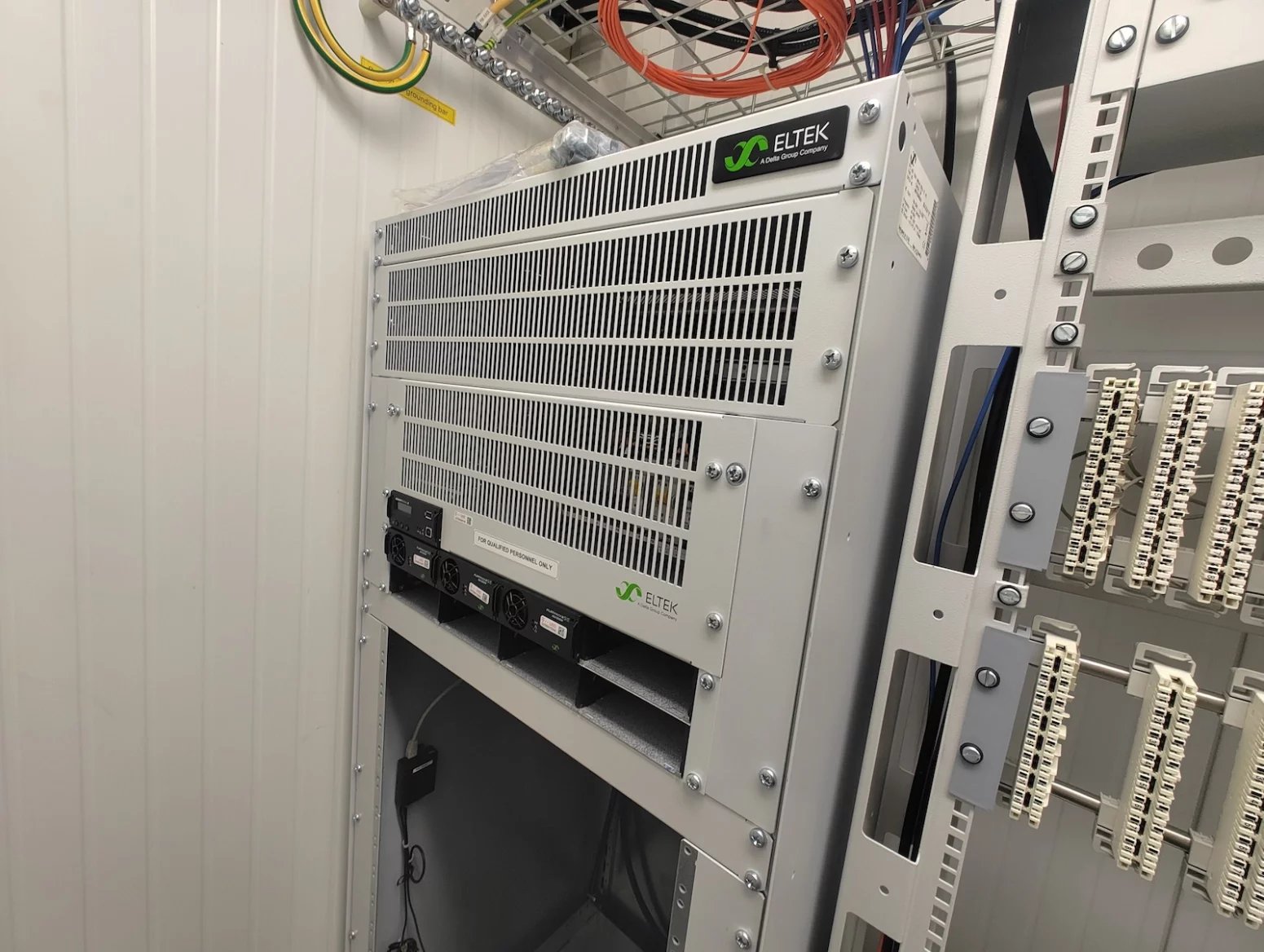 Mobilní vysílač T-Mobilu v kostele Nejsvětějšího srdce Páně