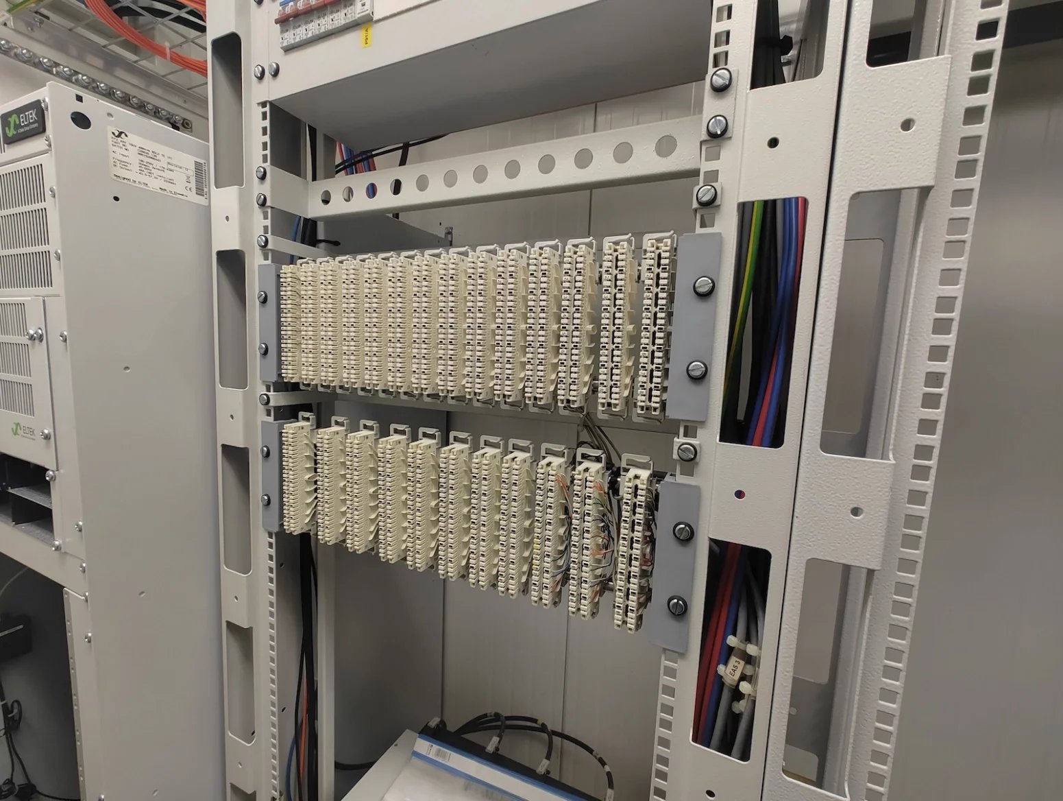 Mobilní vysílač T-Mobilu v kostele Nejsvětějšího srdce Páně