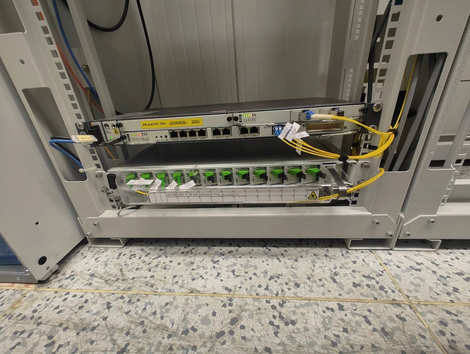 Mobilní vysílač T-Mobilu v kostele Nejsvětějšího srdce Páně