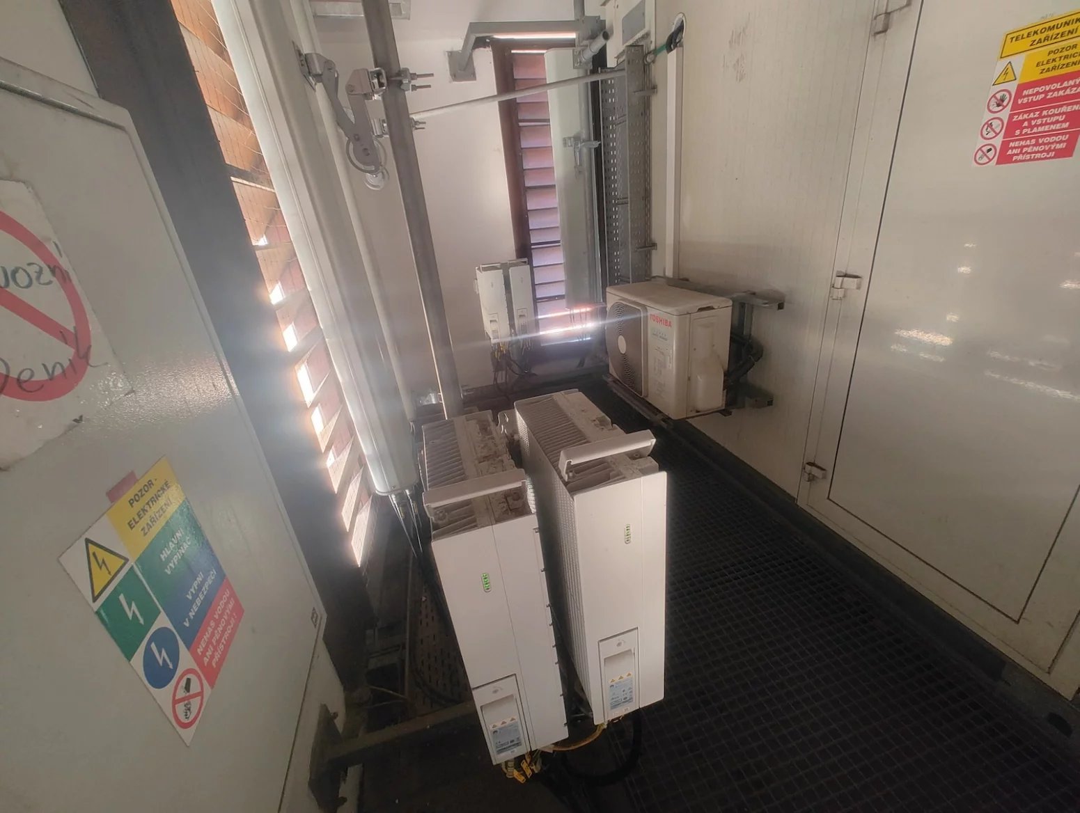 Mobilní vysílač T-Mobilu v kostele Nejsvětějšího srdce Páně