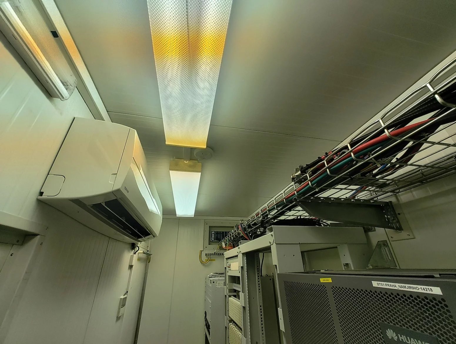 Mobilní vysílač T-Mobilu v kostele Nejsvětějšího srdce Páně