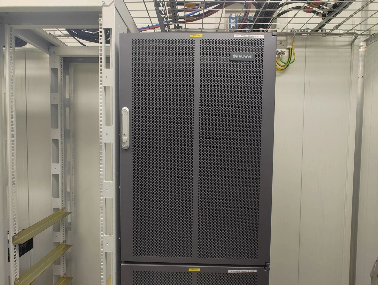 Mobilní vysílač T-Mobilu v kostele Nejsvětějšího srdce Páně