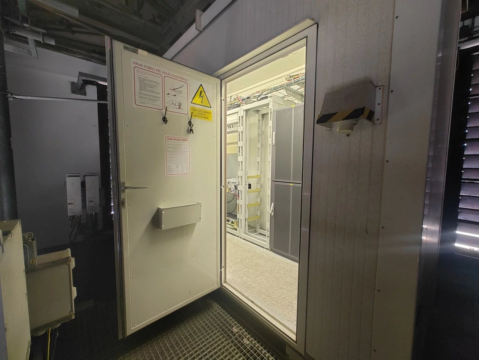 Mobilní vysílač T-Mobilu v kostele Nejsvětějšího srdce Páně