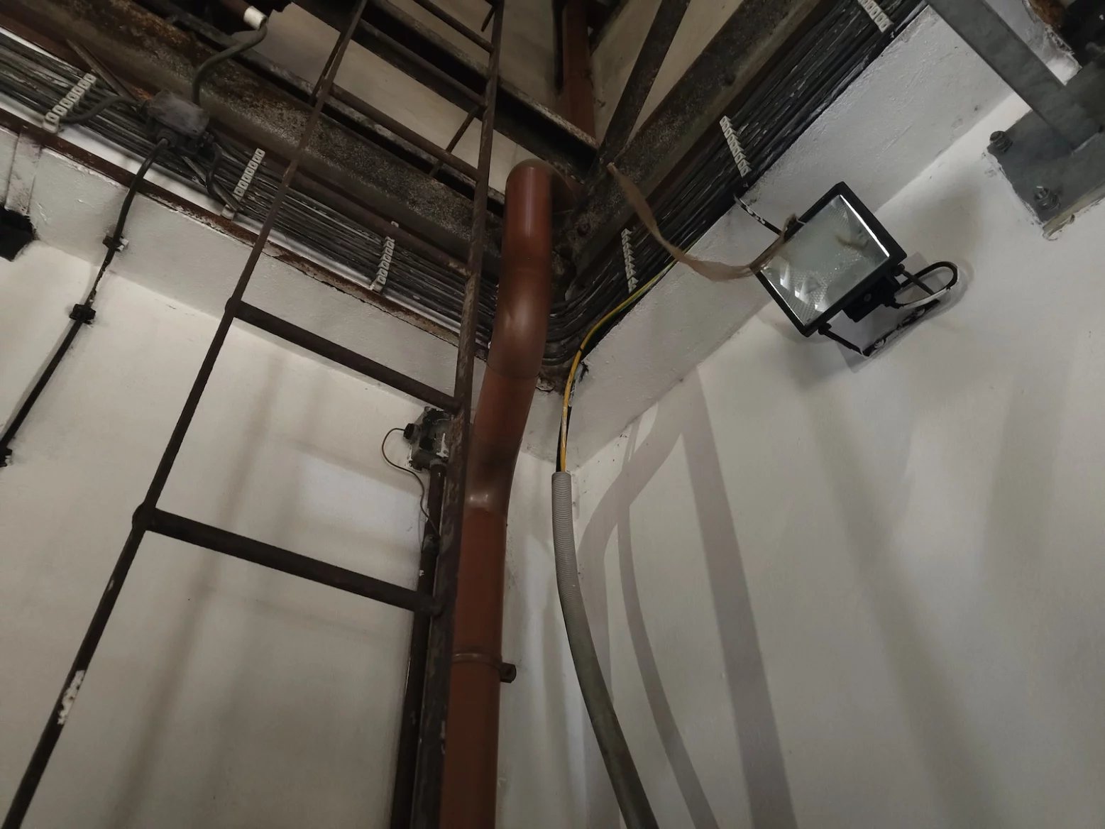 Mobilní vysílač T-Mobilu v kostele Nejsvětějšího srdce Páně