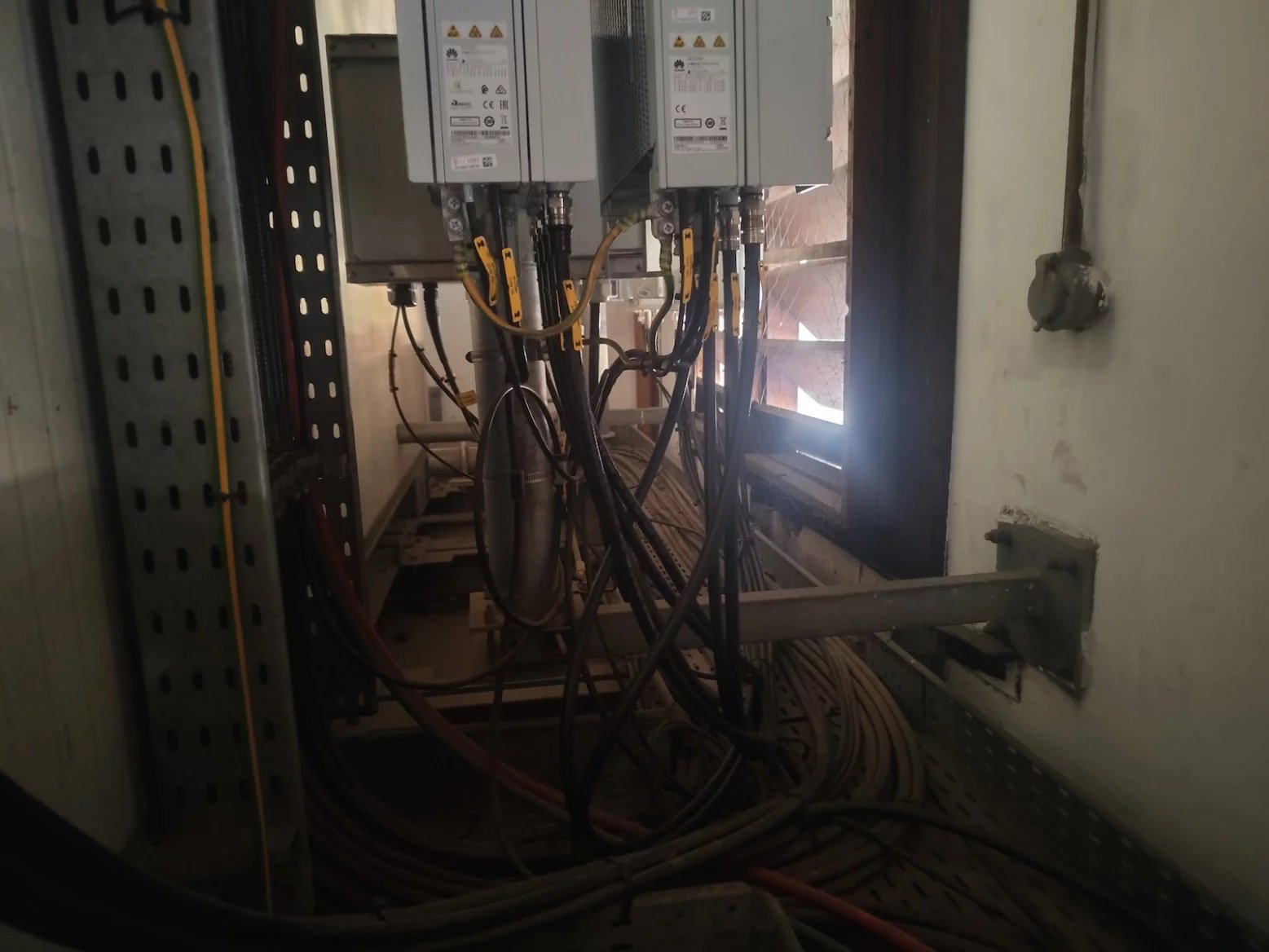 Mobilní vysílač T-Mobilu v kostele Nejsvětějšího srdce Páně