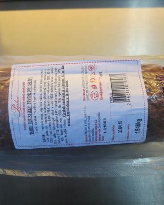 MAKRO TURISTICKÝ TRVANLIVÝ SALÁM. Kategorie: Nebezpečné potraviny. Nevyhovující parametr: plísně okem viditelné. Na povrchu potraviny se vyskytovaly kolonie plísní bílé barvy. Potravina se nepovažuje za bezpečnou, pokud jeví známky kažení. Při kontrole nebly zjištěny nevyhovující teploty skladování tohoto výrobku. Výrobek neměl prošlé datum použitelnosti. Výrobce: PEJSKAR & SPOL., Praha 1. Místo kontroly: Tien Dung Nguyen, Jindřichovice pod Smrkem