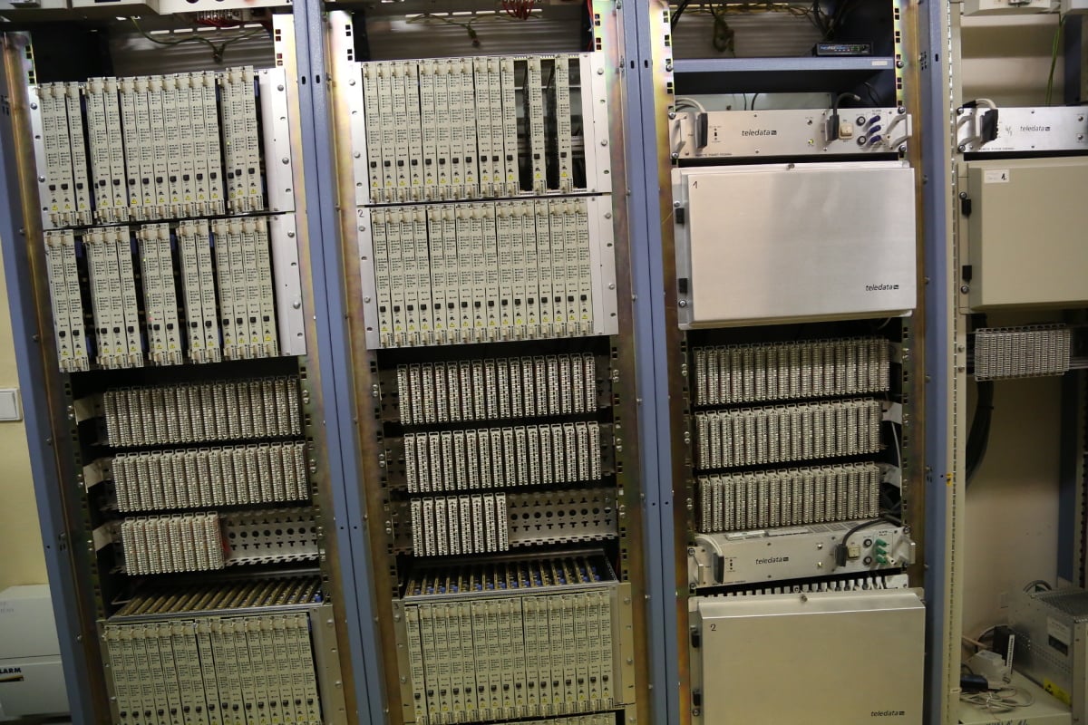 A teď přichází na řadu nekonečná záplava drátů.  Tato část budovy skrývá rozvody hlasových a datových služeb.