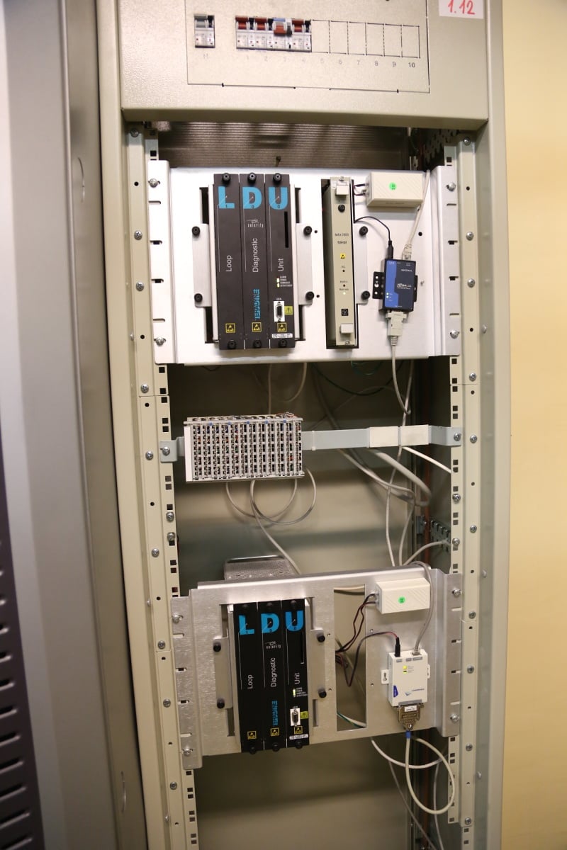 Tohle nenápadné zařízení slouží k měření závad na metalické přístupové síti. "Když máme problémy s metalickou sítí, víme o nich dřív než zákazník," říká Košťál.