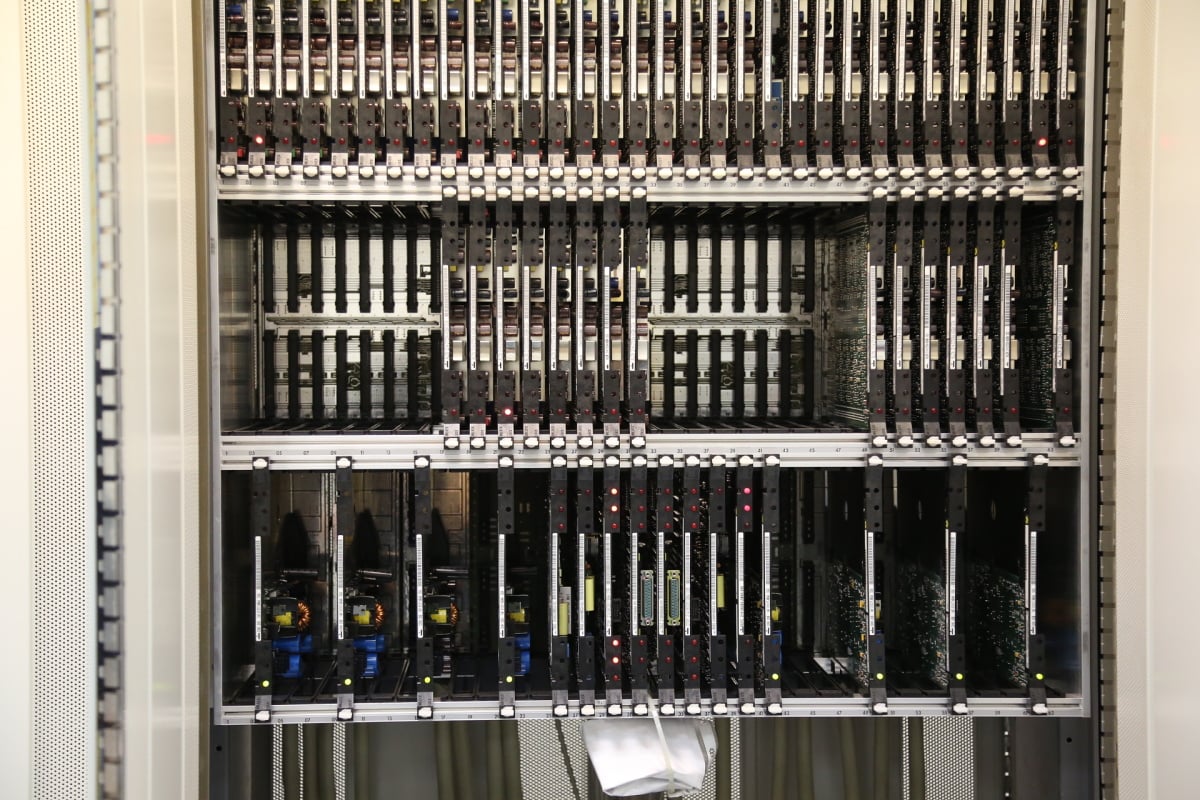 Podobných ústředen má CETIN po celé republice několik tisíc. Jak používání hlasových služeb na pevných linkách ubývá, uvažuje firma o jejich výměně. "Mělo by to být zařízení typu DSLAM, které bude umět zbytky hlasových služeb zajistit," říká Luboš Záruba.