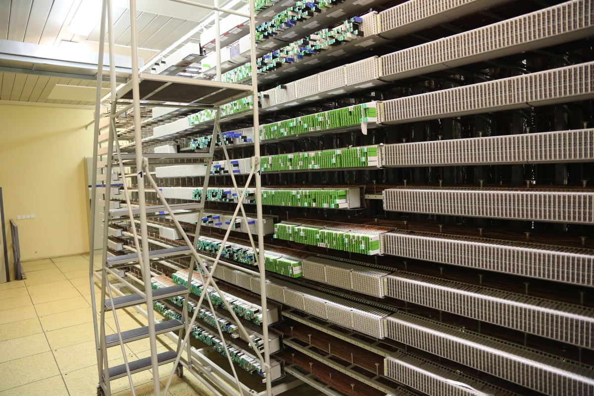 Tohle je třeba svislá část rozvodů. "Každý port nebo pár máme galvanicky propojený až k zákazníkovi," vysvětluje náš další průvodce Pavol Košťál.