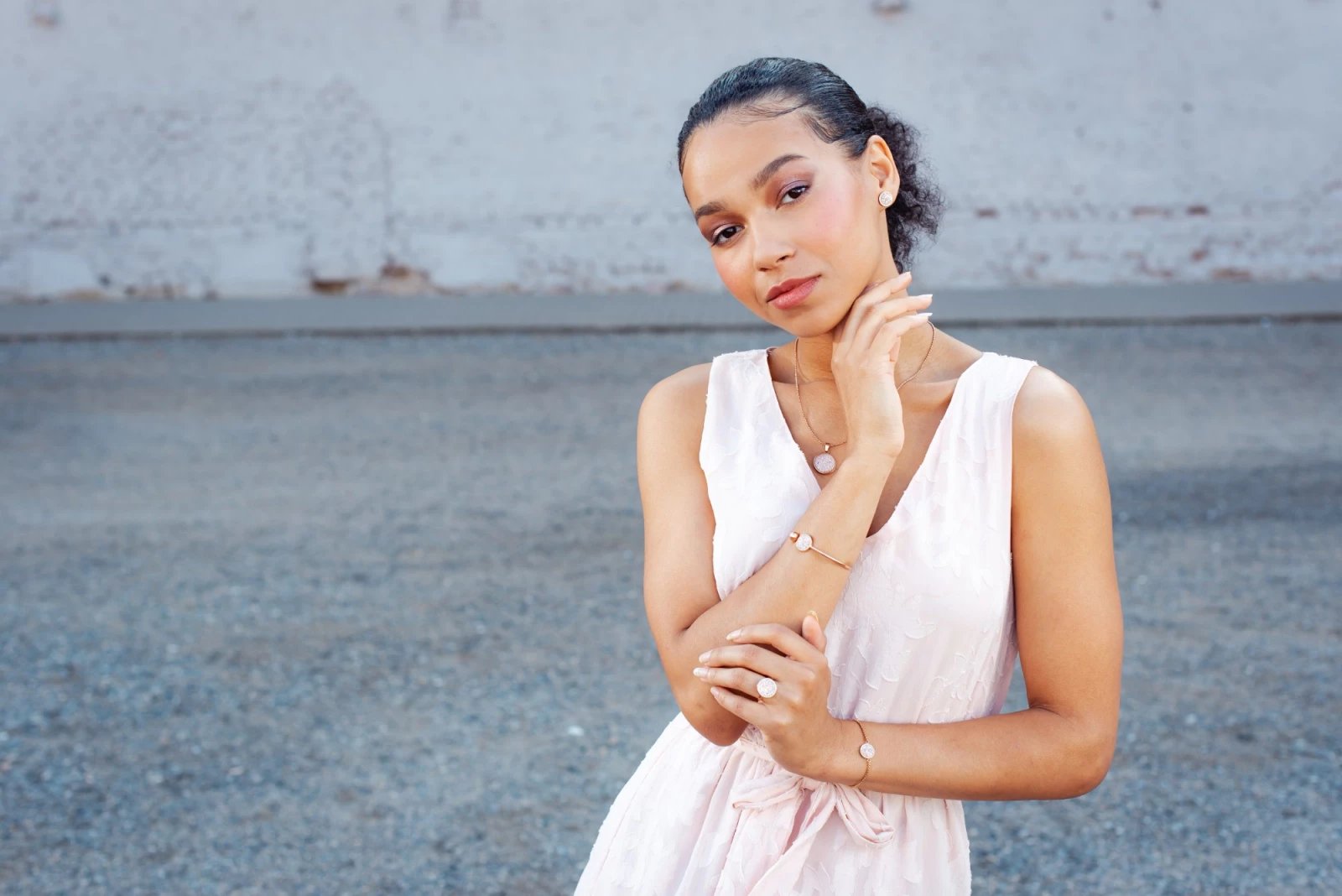 Modelka se šperky od Betonbeads