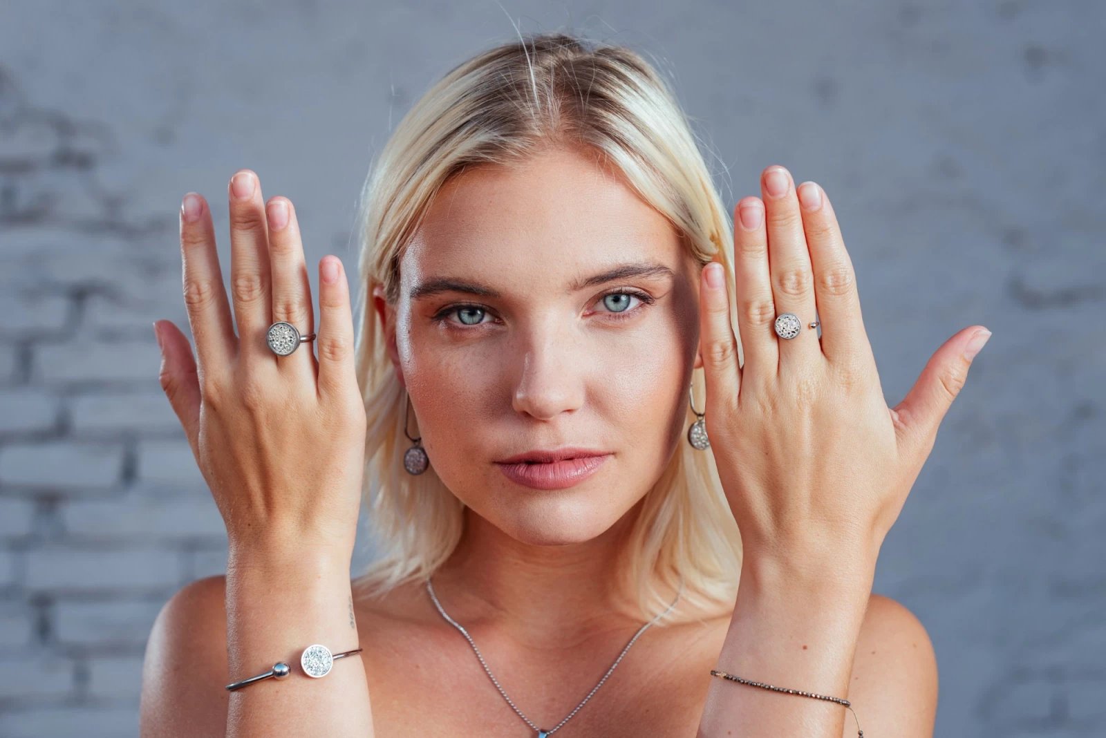 Modelka se šperky od Betonbeads