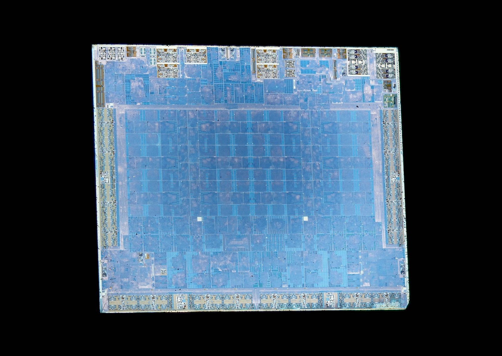 2020-02-7nm-GPU-Navi-14-z-AMD-Radeonu-RX-5500-XT-foto-Fritzchens