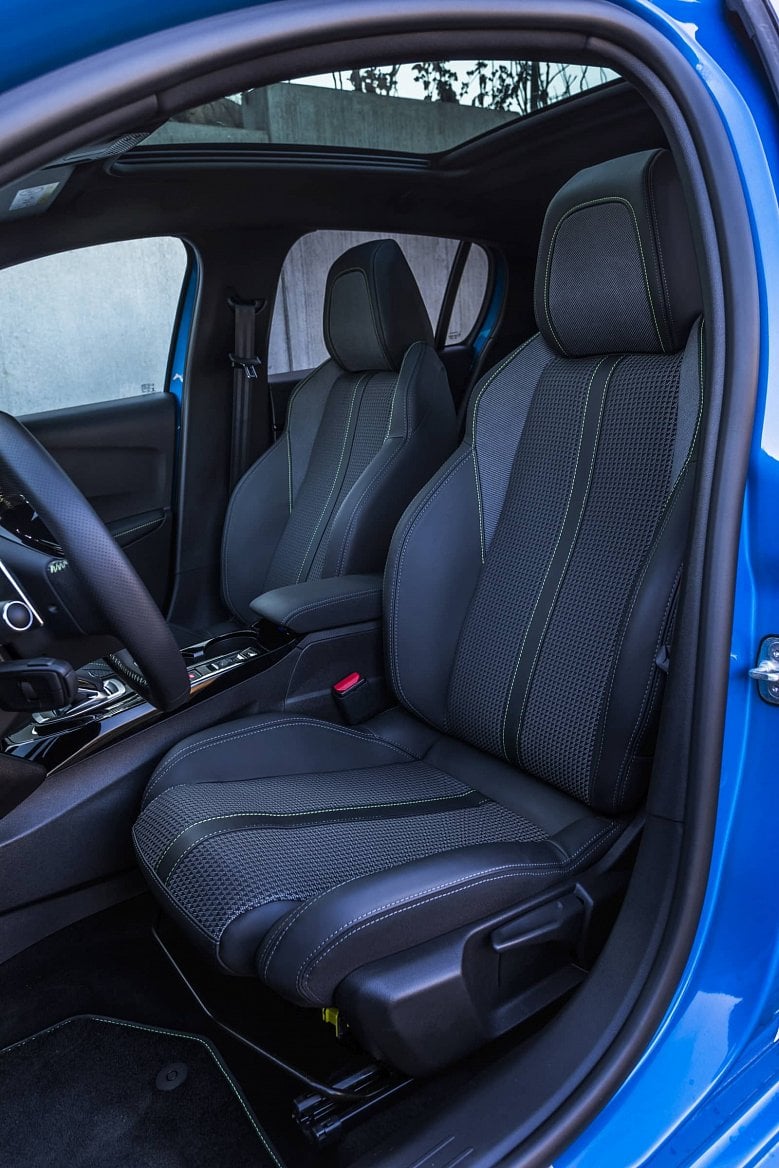2020-01-Peugeot208057.jpg