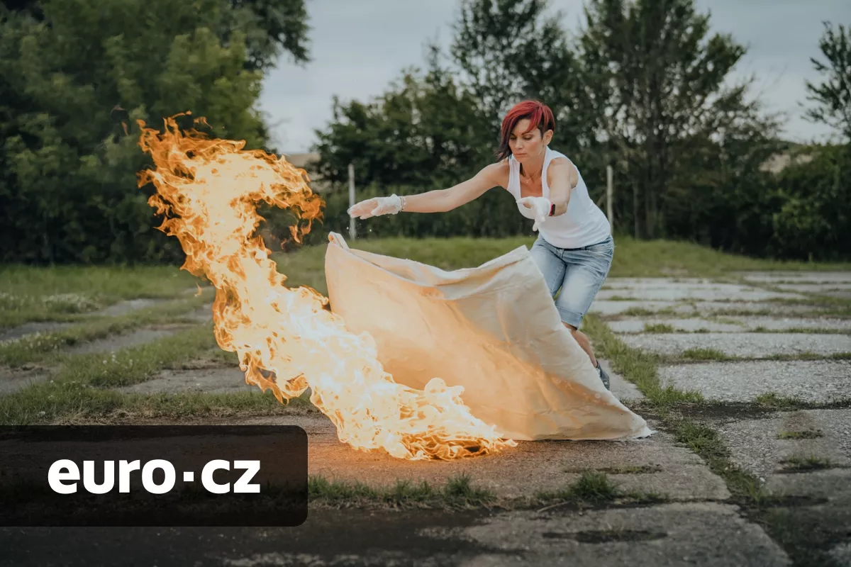 Česká hasební deka Foga odolá i extrémně žhavým kovům. V rámci testování zvládla odstínit materiály s teplotou dva tisíce stupňů Celsia