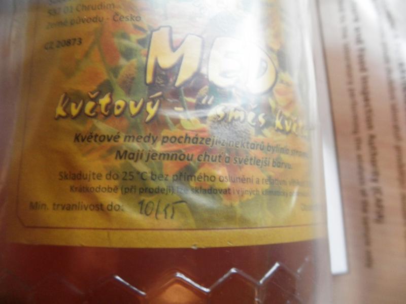 Med květový - Ve výrobku byl zjištěn nepovolený přídavek barviva amoniak - sulfitový karamel. Výrobce: včelařství Marcel Gregor, Chrudim. Místo kontroly: MEDOVINKA, Hlinsko