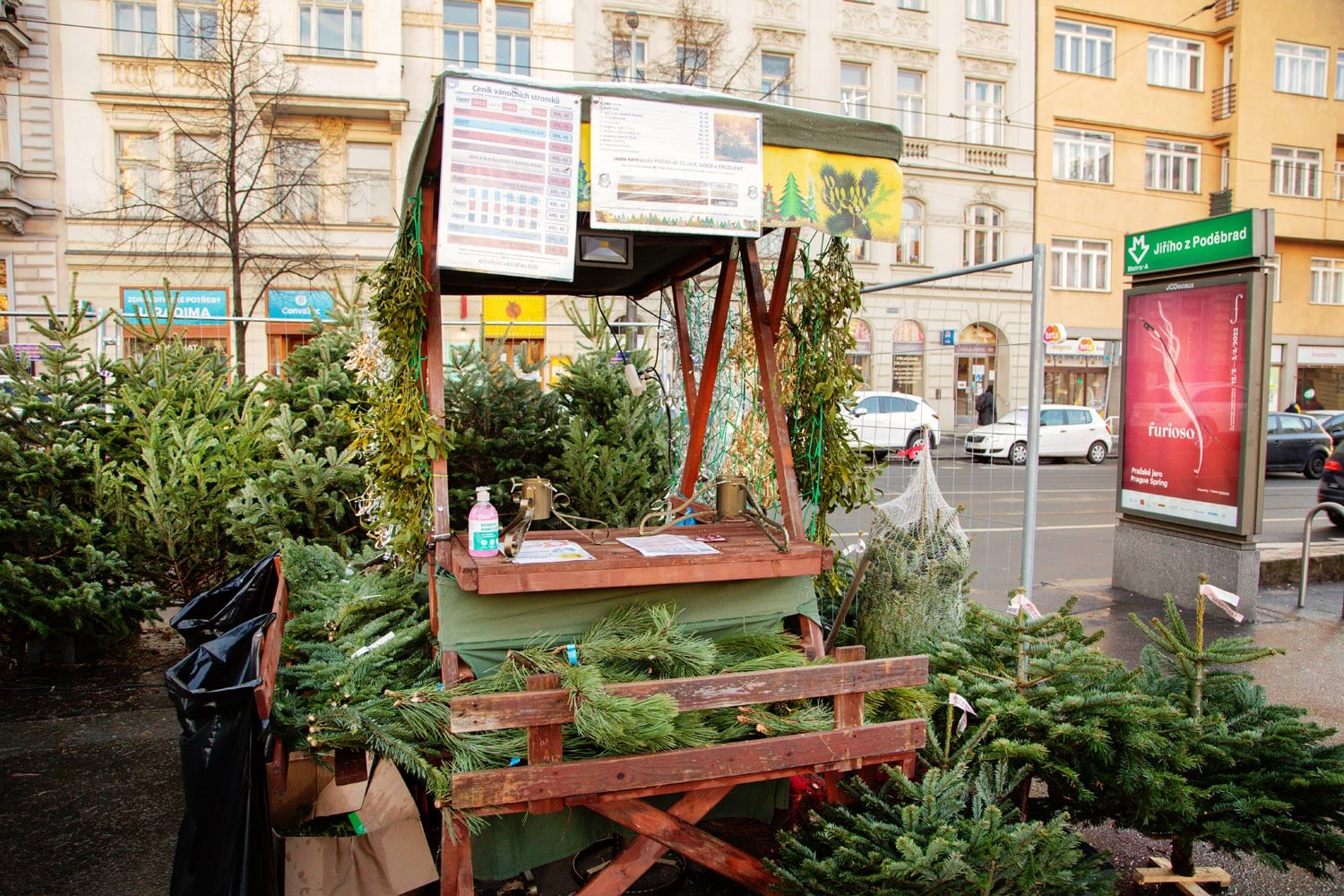 Prodej vánočních stromků v centru Prahy.