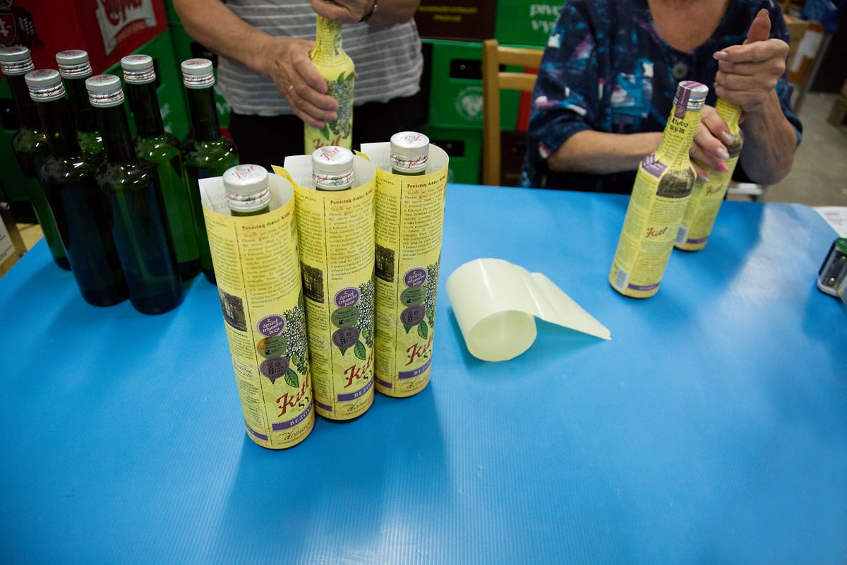 Sirupy a medicinální vína vyrábí v jablonecké firmě Kitl.