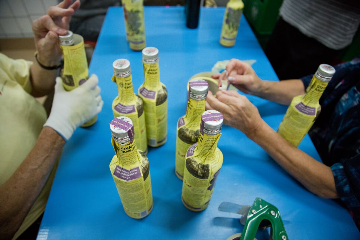 Sirupy a medicinální vína vyrábí v jablonecké firmě Kitl.