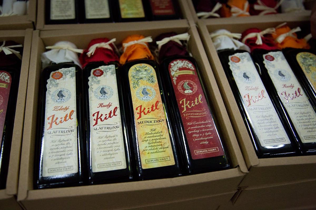 Sirupy a medicinální vína vyrábí v jablonecké firmě Kitl.