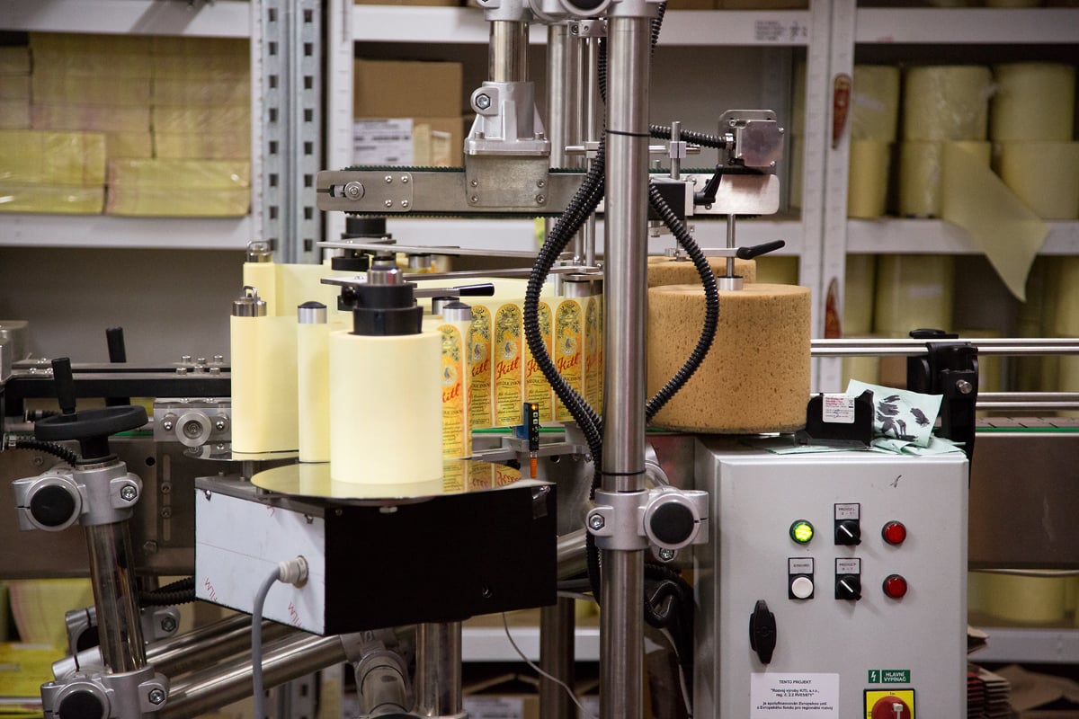 Sirupy a medicinální vína vyrábí v jablonecké firmě Kitl.