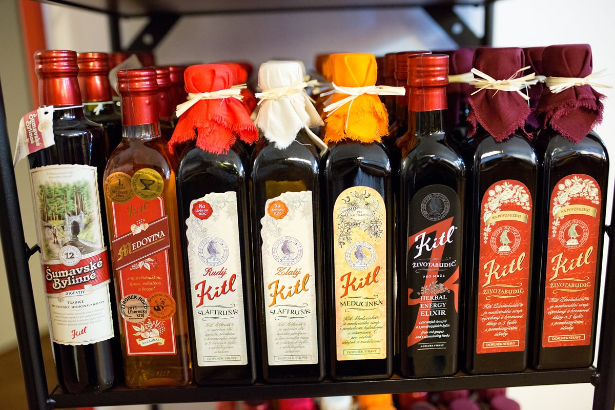 Sirupy a medicinální vína vyrábí v jablonecké firmě Kitl.