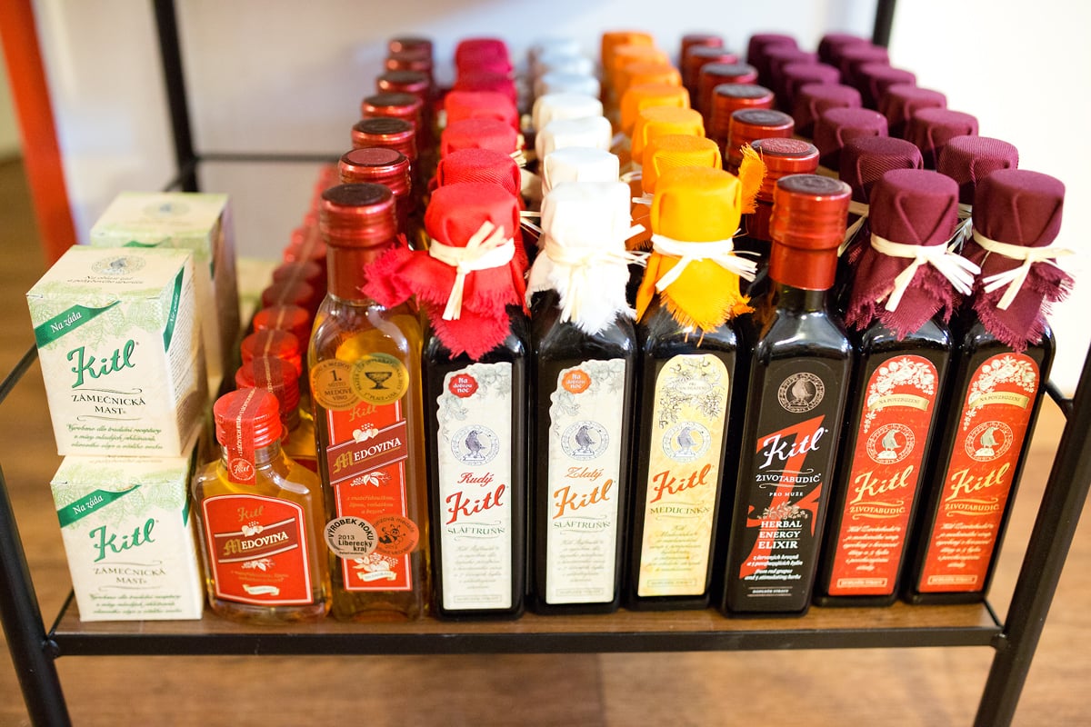 Sirupy a medicinální vína vyrábí v jablonecké firmě Kitl.