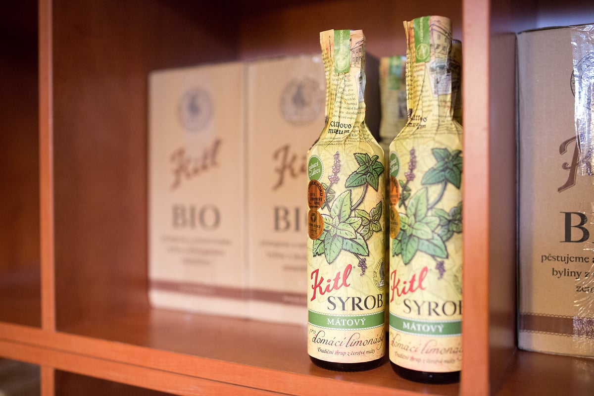 Sirupy a medicinální vína vyrábí v jablonecké firmě Kitl.