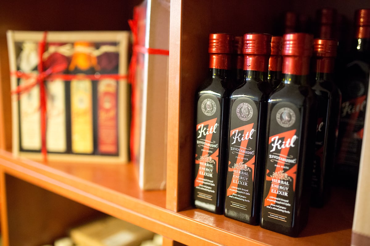 Sirupy a medicinální vína vyrábí v jablonecké firmě Kitl.