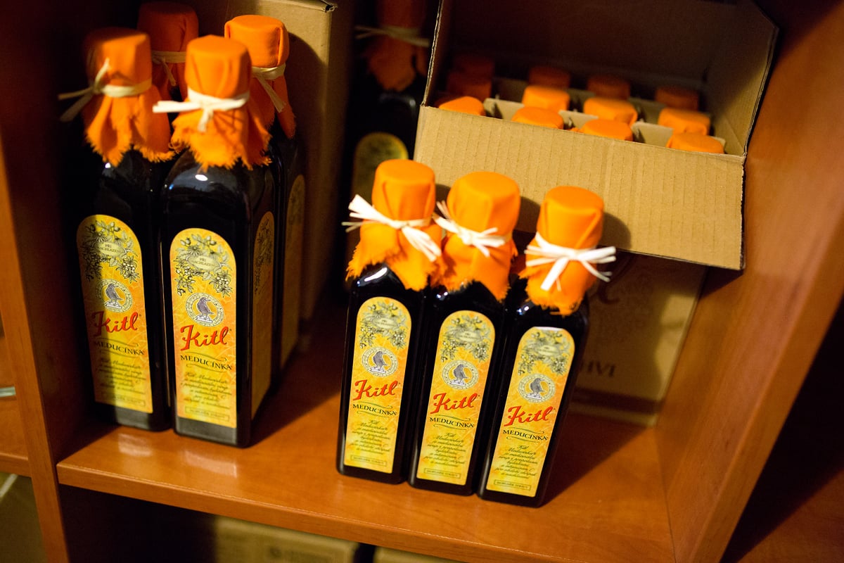 Sirupy a medicinální vína vyrábí v jablonecké firmě Kitl.