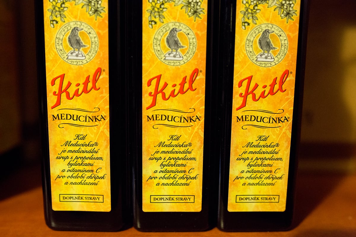 Sirupy a medicinální vína vyrábí v jablonecké firmě Kitl.