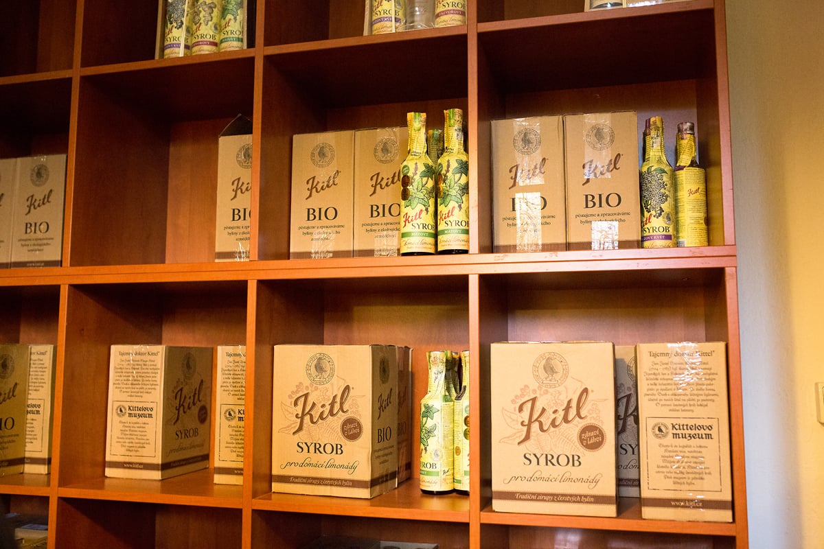 Sirupy a medicinální vína vyrábí v jablonecké firmě Kitl.