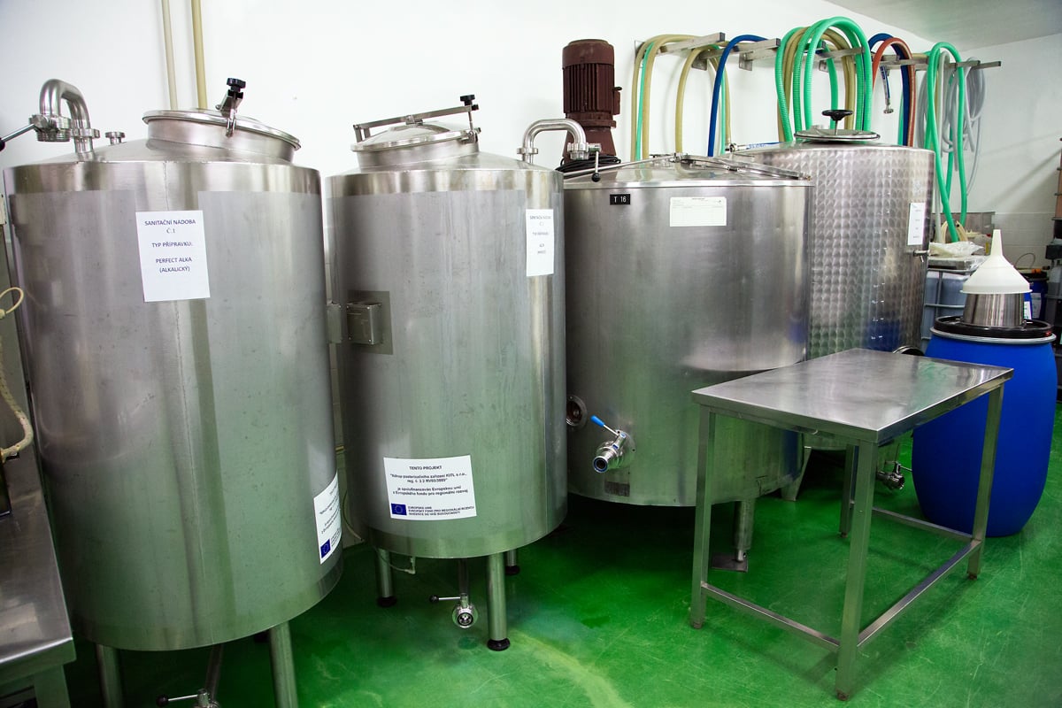 Sirupy a medicinální vína vyrábí v jablonecké firmě Kitl.